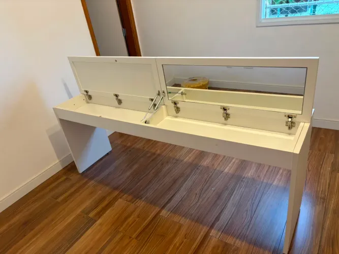 Mesa de estudo semi-nova