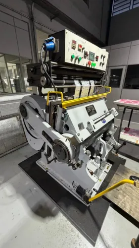 Máquina de Corte e Vinco com Hot Stampig 