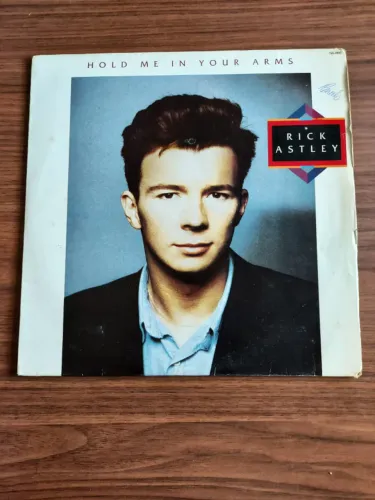 Disco Vinil: Rick Astley " Hold Me In Your Arms"