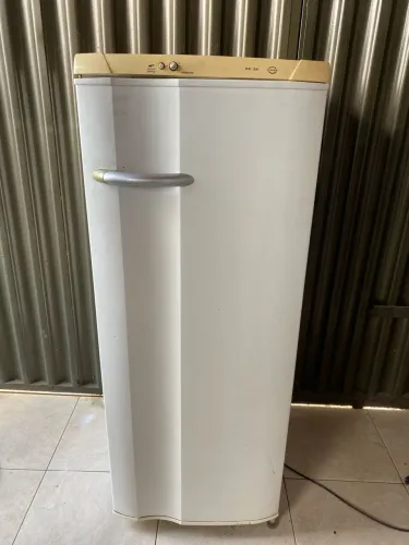 Vendo uma geladeira Eletrolux conservada (Entrego)