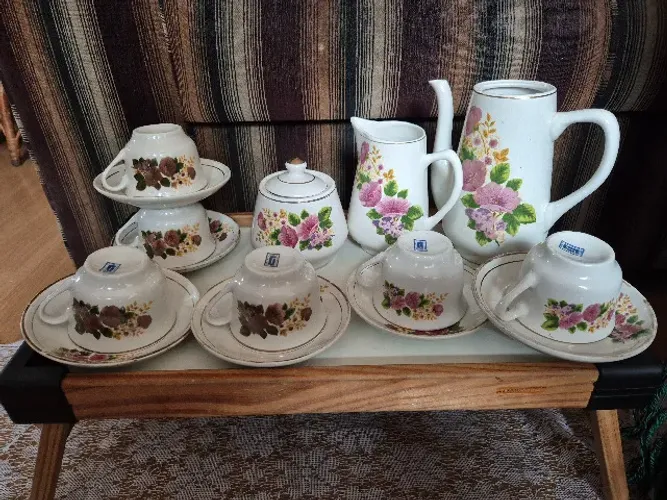 Jogo de Chá e Café em Porcelena Pedreira c/ 15 peças.
