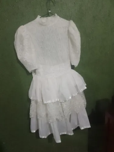 Vestido dama branco médio aberto nas costas.