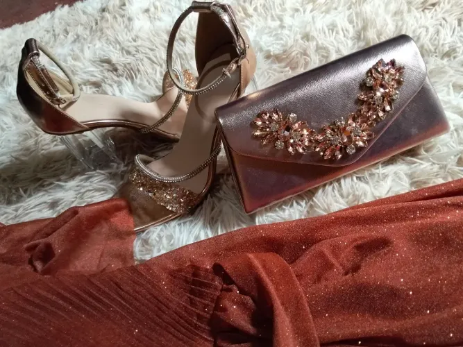 Vendo um vestido de festa de casamento com a sandália e a bolsa