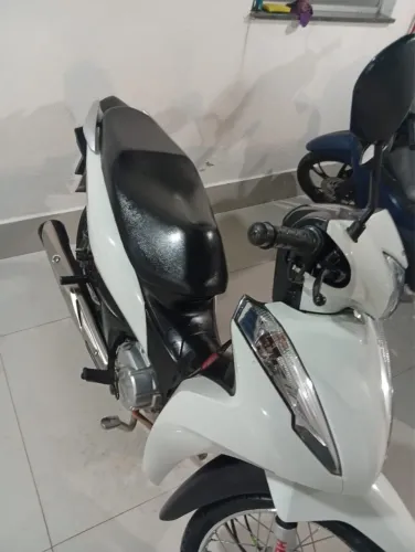 Vendo essa biz 2023 perfeita pro dia a dia não bebe muita gasolina