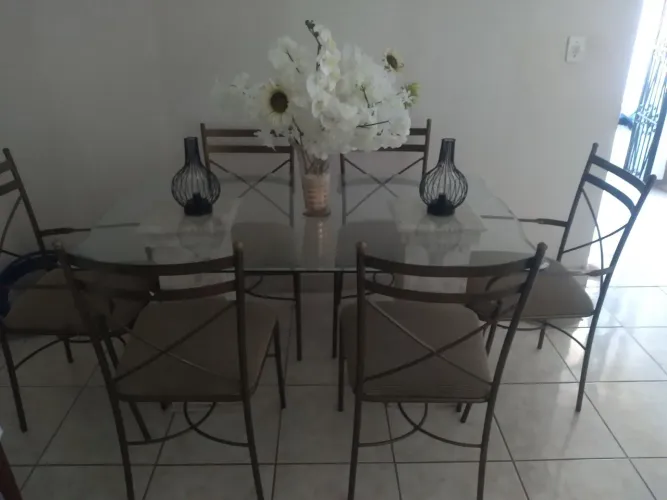 Mesa de vidro com pés de mármore cadeiras de ferro