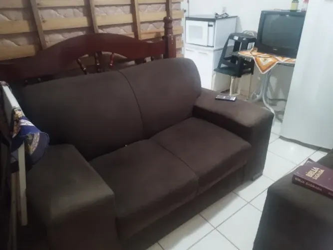 Sofá, geladeira, cama de casal, sofá 5 lugares e TV 