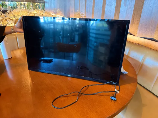 Smart TV AOC 32" LED HD Roku com pezinhos e controle