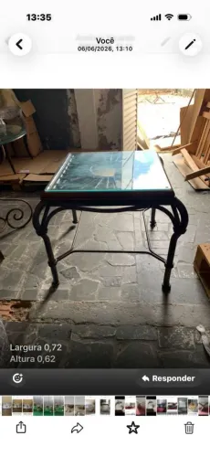 Mesa de Bali de canto quadrado, base de ferro com tampo de vidro