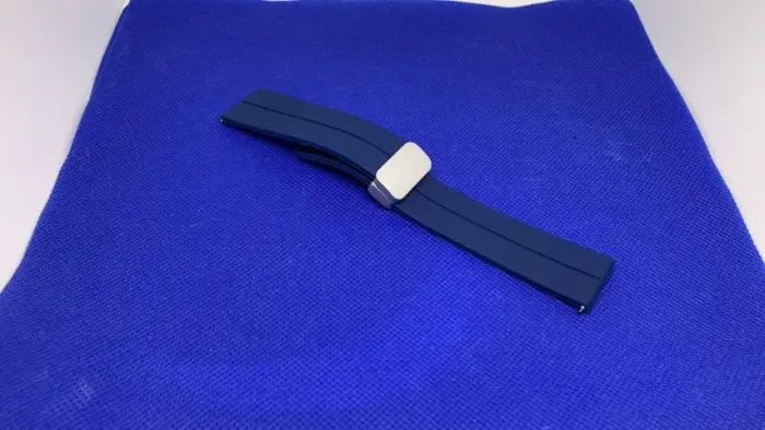 Pulseira de Silicone Unisex na Cor Azul Marinho com Fecho Prata 22mm