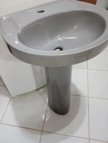 Lavatório de cerâmica com coluna