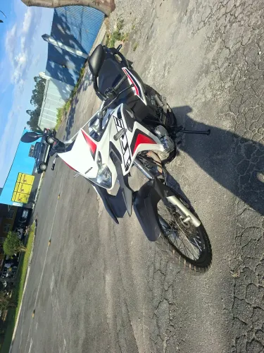 Vendo xre 300 abs flex 2020 nada pra fazer 2 pneus novos relação em ótimo estado.