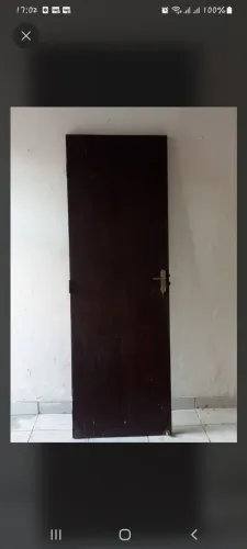 Porta de madeira com fechadura