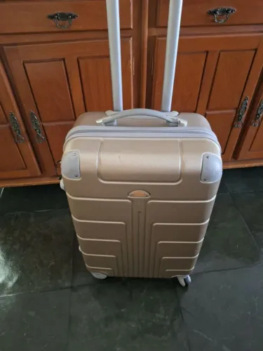 Mala de viagem dourada