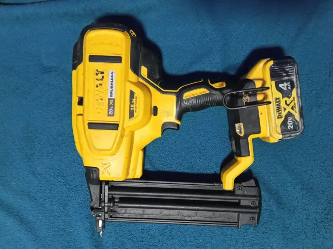 Pinador DeWalt 20V MAX XR DCN680 - Com Bateria e Caixa - Pouco Uso!