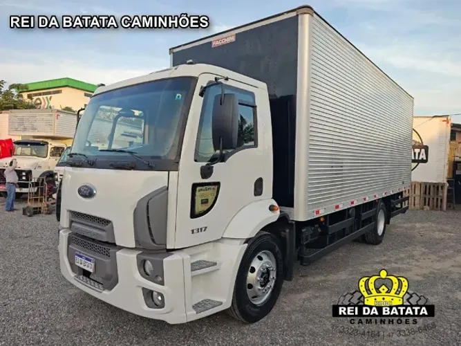 Ford Cargo 1317 Baú furgão
