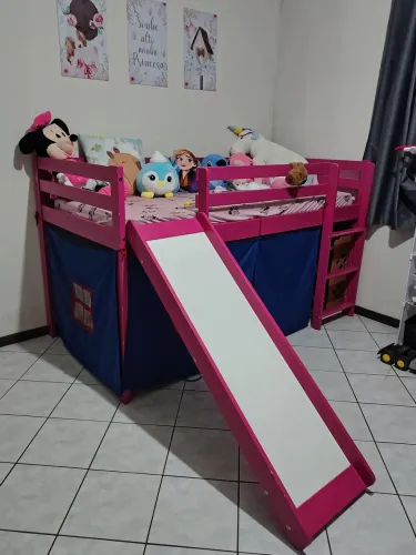 Cama Infantil Casinha e Escorregador. 