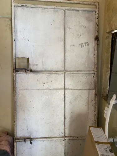 Porta de vidro e portão chapeado