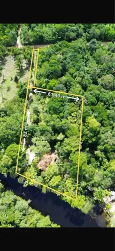 Chácara com casa de frente para o rio.