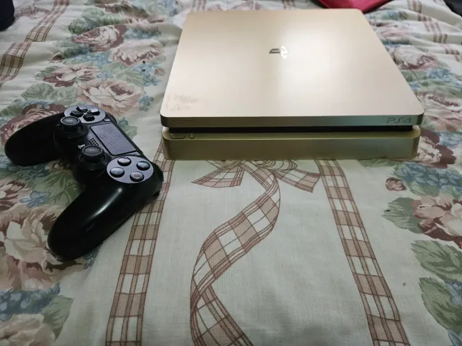 PS4 - PlayStation dourado e controle