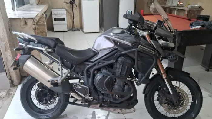 Triumph ano 2014 zero 68 mil km documento ok só trasferi