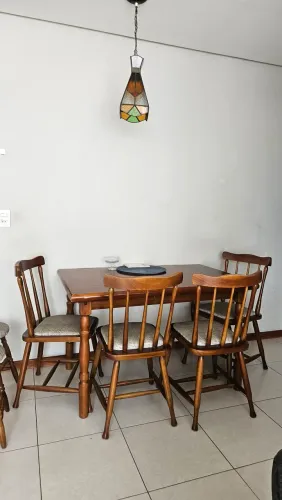 Mesa de jantar com 4 cadeiras + 2 banquetas