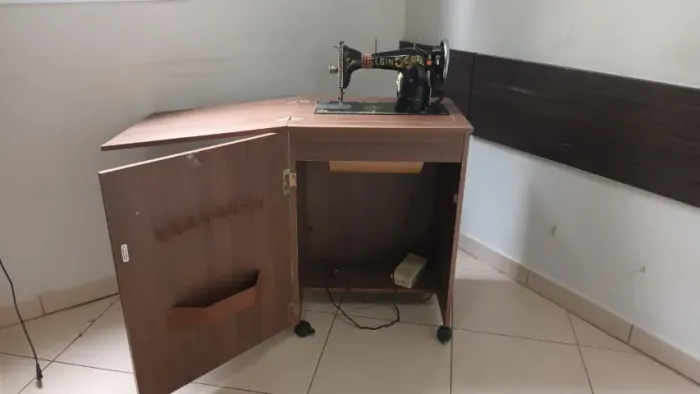 PRA SAIR HOJE - máquina de Costura Elgin Vintage (1945) + Gabinete Retrátil com Rodízio