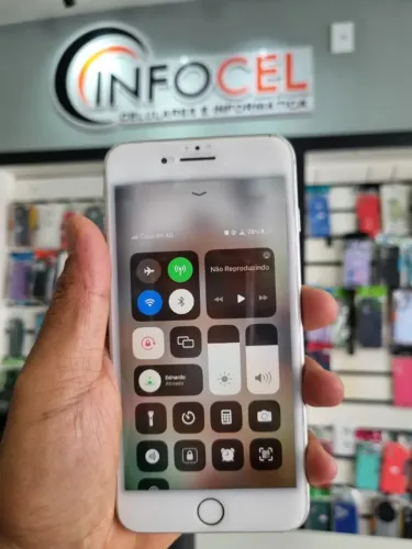 Vendo iPhone 8 Plus com a maior capacidade do modelo: 256GB de memória interna.