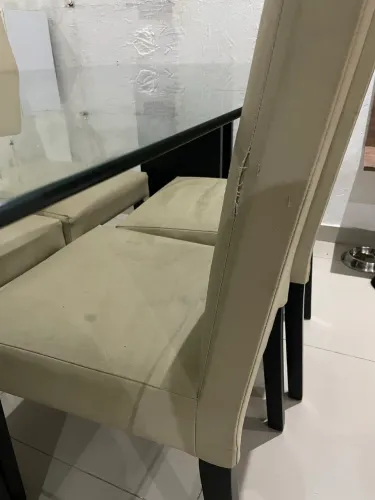 Mesa de vidro com cadeiras