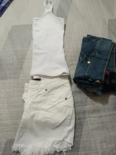 Vende lote 4  shorts  1 saia e uma blusinha regata seminovas