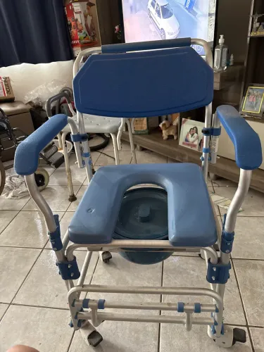 Cadeira de banho com penico em ótimo estado
