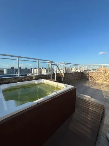 Vendo Cobertura no CALHAU, 4 quartos (2 suítes), porteira fechada, vista mar.