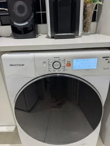 Lava e Seca semi nova no plástico
