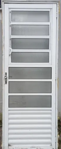 Vende - se Porta Alumínio semi - nova com vidro med.0,80 X 2,10 M