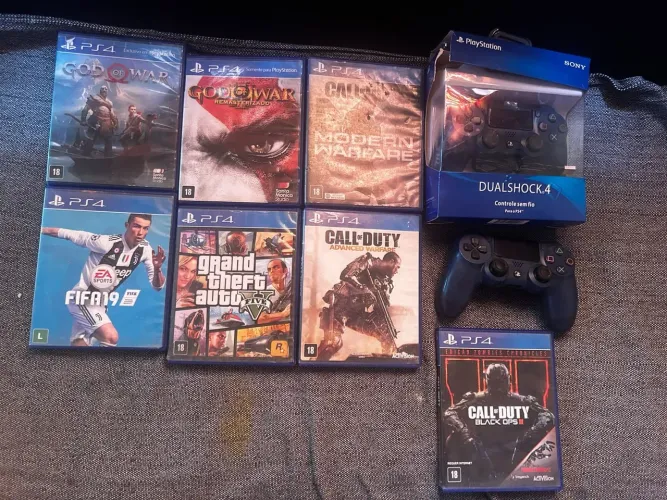 Vendo dois controles de ps4 um novo e um Semi-novo com jogos