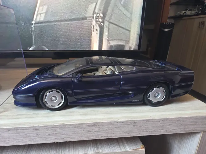 Miniatura 1:18 jaguar maisto xj 220