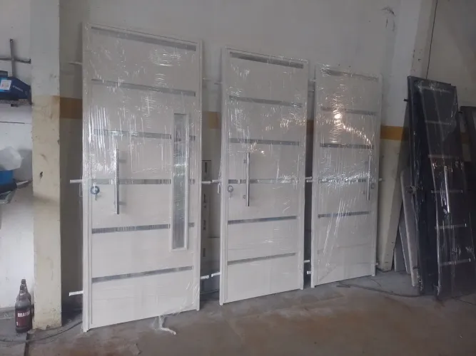 Trabalhamos na fabricação de portas e janelas