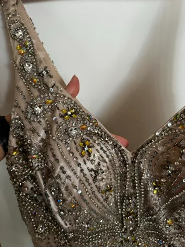 Vestido curto com pedras 
