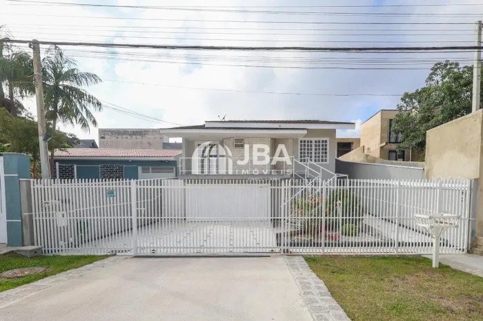 CASA AMPLA, CONSERVADA - SUB-SOLO E EDÍCULA