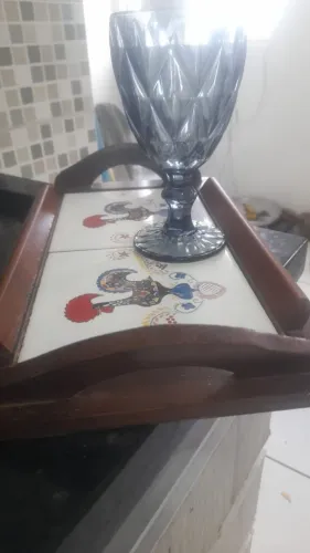 Bandeija com uma taça