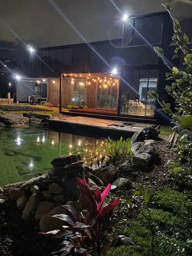 Casa Container com lago artificial em condomínio