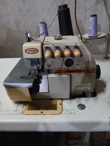 Máquina de costura interlok yamata.