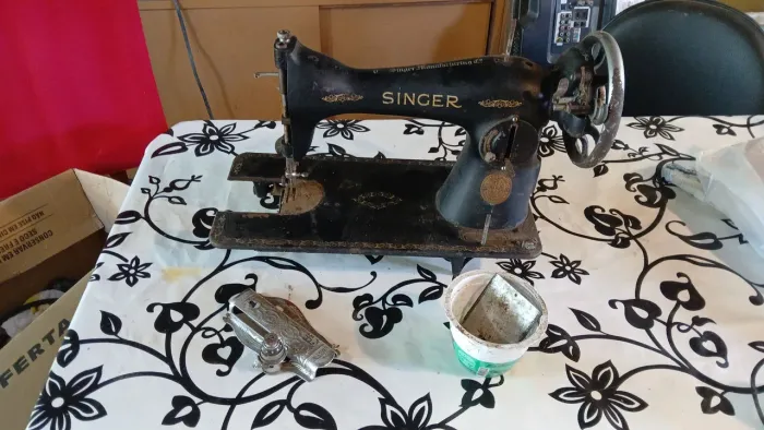 Antiga máquina de costura singer para peças ou reparo.