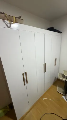 Guarda roupas bem novo 3 portas