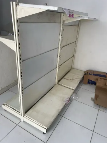 Gôndola central para farmácia e mercadinho