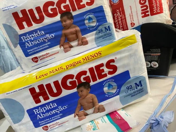 Vendo 2 pacotes de fralda da huggies um 92 e outro 26 , tamanho M .