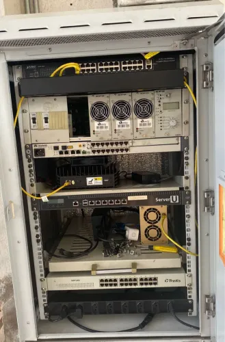 Rack Outdoor e Indoor com vários equipamentos proteção P65