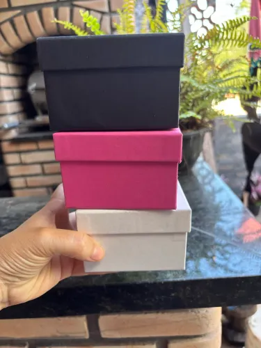 Lote caixinhas com almofadas em veludo, cores rosa pink, preto e branco.