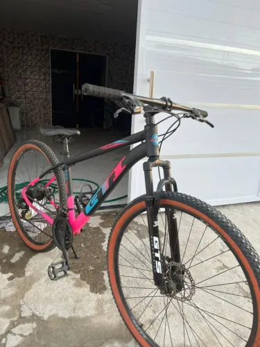 Vende-se Bicicleta GTI Roma Aro 29, Preta e rosa