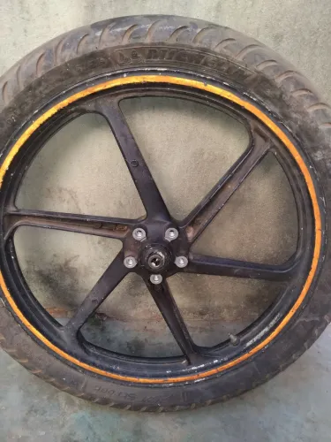 Vendo roda traseira d fan e roda dianteira da mix a roda da fan tem um amassado