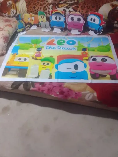 Vendo painel de aniversário do Léo o caminhão, com as miniaturas
